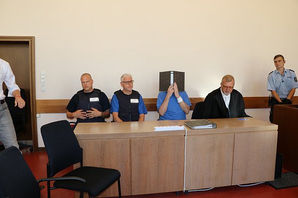 Sechster Prozesstag im Fall Lügde: Andreas V. steht an einem Zusatztermin am Freitag vor Gericht. Er wirkt geschwächt und wird von medizinischem Personal des Justizkrankenhauses begleitet. - © Kateryna Akulenko