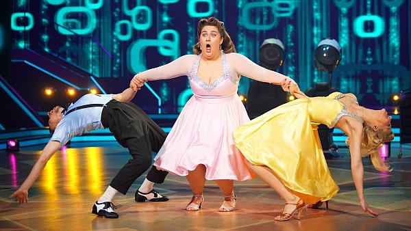 Trio-Dance: "selfiesandra" tanzt bei 'Let's Dance" mit Zsolt Sándor Cseke & Kathrin Menzinger Jive. - © RTL / Stefan Gregorowius