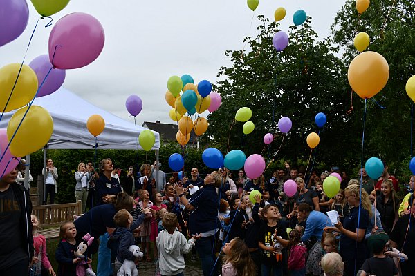 Bunte Luftballons und gute Wünsche von den Kindern stiegen für ihre langjährige Leitung Ina Klaus-Petrach in den Himmel. - © Louisa Kohnert
