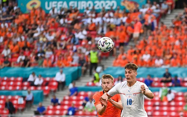 Tschechiens Top-Stürmer Patrik Schick (r) im Zweikampf mit Matthijs de Ligt aus den Niederlanden. - © Robert Michael/dpa-Zentralbild/dpa
