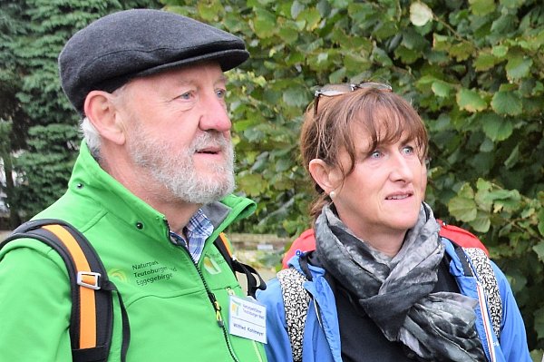 Wanderführer Wilfried Kohlmeier und Tourismus-Verantwortliche Bettina Schneider kennen sich im Wald aus. - © bi