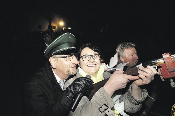 Schützenkönigin 2015/16: Katrin Bornemann bekommt beim Vogelschießen Unterstützung von Moderator Andreas Mühlenbein. - © Johannes Büttner