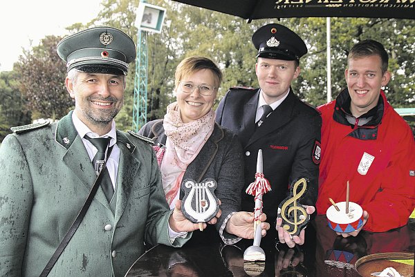 Räumten die Prinzentitel ab: (v. l.) Markus Osiewacz (Emslandjäger), Birgit Rüsing (Knopfmusikanten), Sebastian Rehkämper (Feuerwehrmusikzug) und Michael Schlingmann (Spielmannszug Frei Weg). - © Emslandjäger