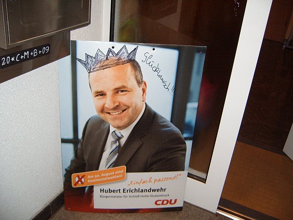 Nachbarn setzen ihm zur Wahl die Krone auf. - © Erichlandwehr