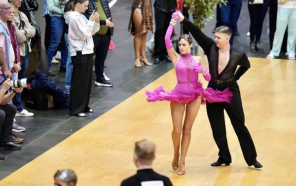 Die Metropoler Antonia Voß und Lukas Brauer begeisterten das Bielefelder Publikum mit zwei fünften Plätzen in den Hauptgruppen A Latein und Standard. - © Peter Unger