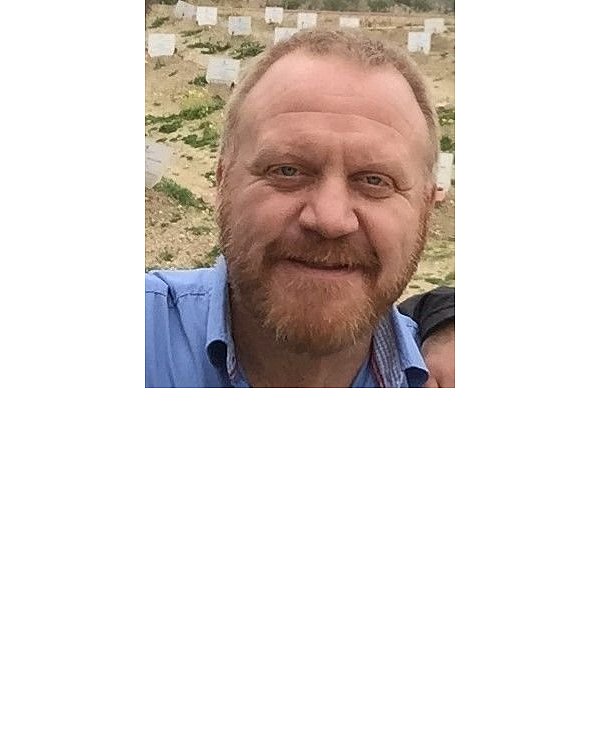 Martin Kolek auf dem Friedhof oberhalb von Reggio Calabria, auf dem ertrunkene Flüchtlinge begraben sind.
 - © Privat