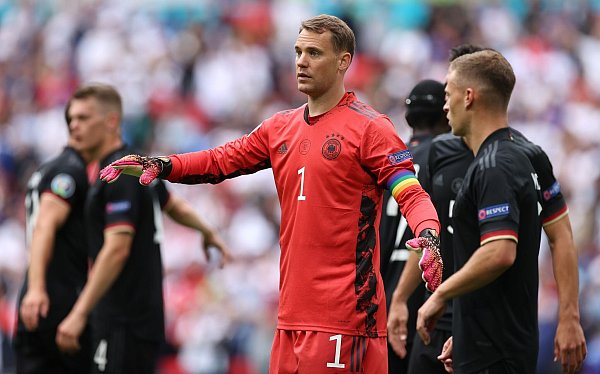Auch in Wembley lief DFB-Kapitän Manuel Neuer wieder mit der Regenbogen-Binde am Arm auf. - © Christian Charisius/dpa