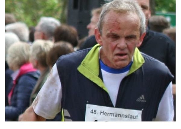 Glücklich im Ziel: Reiner Giersch weiß mittlerweile, was ihm beim Hermannslauf passiert ist. - © Gregor Winkler