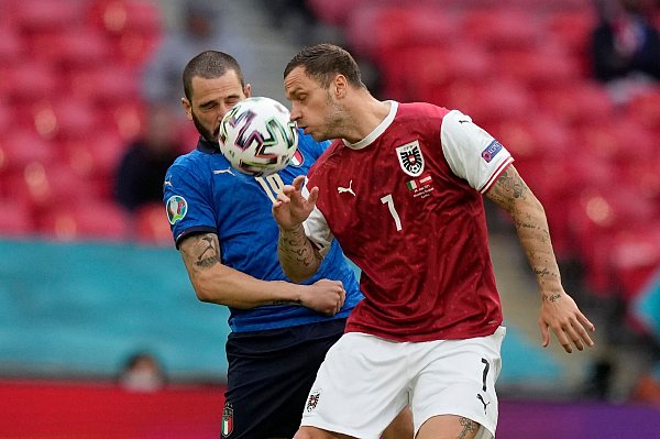 Der Österreicher Marko Arnautovic (r) im Kopfballduell mit Leonardo Bonucci. - © Frank Augstein/AP/dpa