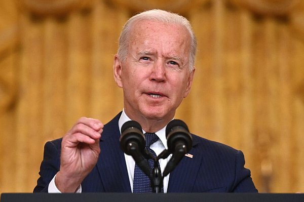 US-Präsident Joe Biden kündigte nach den tödlichen Anschlägen in der Nähe des Flughafens Kabul Vergeltung an. - © AFP