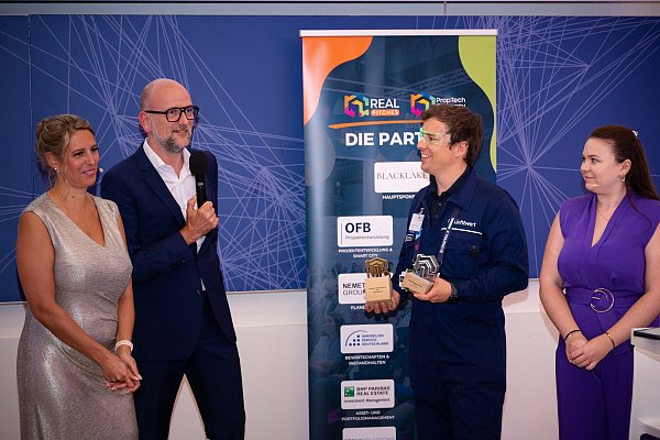 Sarah Maria Schlesinger (Managing Partner blackprint), Martin Rodeck (Geschäftsführender Gesellschafter BLACKLAKE Management Partner), Preisträger Johannes Mailänder (Lichtwart Gmbh) und Orla C. Nolan (Chief Operating Officer blackprint) bei der Preisverleihung der PropTech Germany Awards in Frankfurt am Main. - © Blackprint