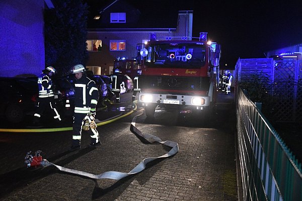 Neben einem Küchenbrand mussten die Kräfte ein Feuer in einer Garage löschen. - © Andreas Eickhoff