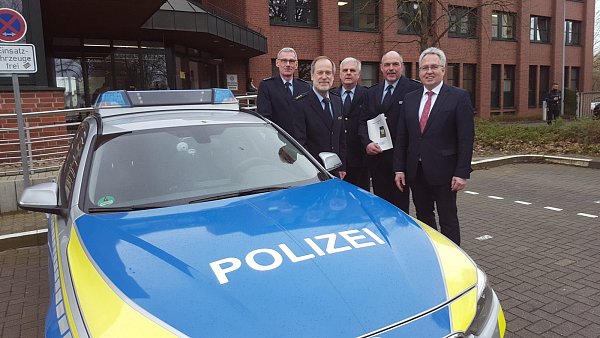 Ulrich Braun (v. l., Leiter Verkehrskommissariat), Dirk Zühlke (Abteilungsleiter), Andreas Delplanque (Führungsstelle Direktion Verkehr) und Hans-Joachim Gronau (Direktionsleiter) blicken mit Landrat Jürgen Müller auf eine im Vergleich zum Landesdurchschnitt gute Verkehrsstatistik für das Jahr 2019. Foto: Peter Steinert - © Peter Steinert