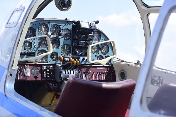 Cockpit von 1959: Diese Armaturen gehören zu einer Aero 145. Weltweit gibt es nur noch zwei Flugzeuge des Typs. - © Patrick Herrmann