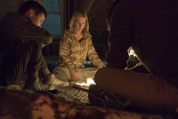 Prairie Johnson erzählt von ihren Erlebnissen in Gefangenschaft nicht ihren Stiefeltern, auch nicht den Behörden, sondern nur einer kleinen Gruppe von Menschen, die eine bestimmte Schule besuchen.  - © Myles Aronowitz/Netflix