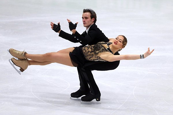 Figur: Am zweiten Wettkampftag der DM zeigen Katharina Müller und Tim Dieck am Ende ihrer Kür diese so genannte Choreografische Hebung, in der die gekonnte Ausführung, jedoch nicht die Schwierigkeit bewertet wird. Als Thema haben sie „Coco Chanel und Karl Lagerfeld" gewählt. - © dpa