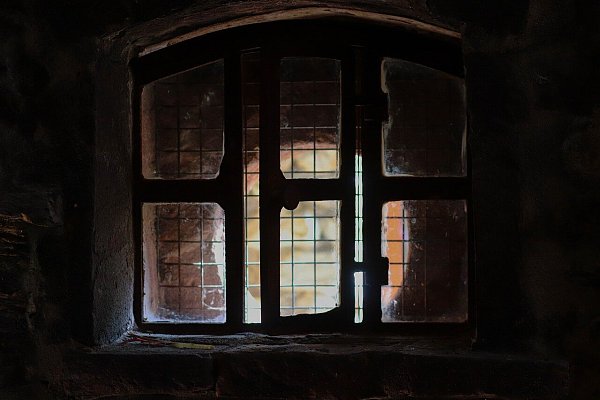 Ein Kellerfenster wurde einer Einbrecherin zum Verhängnis. - © Symbolbild: Pixabay
