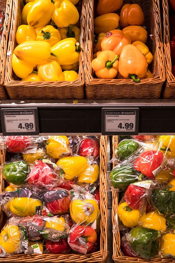  In Plastik verpackte Paprika in einem Supermarkt. - © Daniel Karmann/dpa