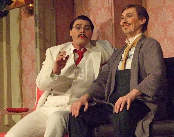 Vorsicht Falle: Dr. Falke (Julian Orlishausen, l.) lädt seinen Freund Gabriel von Eisenstein (Andreas Jören) zu einer Riesen-Party ein. - © Ralf Kapries