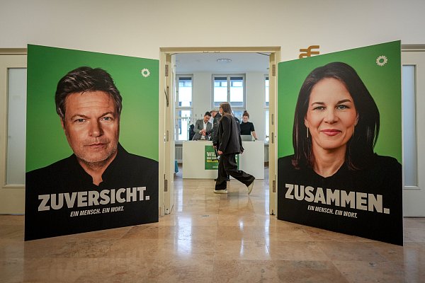 "Zuversicht" und "Zusammen": Die Grünen werben mit Spitzenkandidat Robert Habeck und Außenministerin Annalena Baerbock. - © picture alliance/dpa