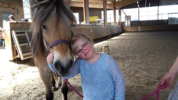 Die Schülerin heisst Emely mit dem Therapiepferd Püppi. - © von-Galen-Schule