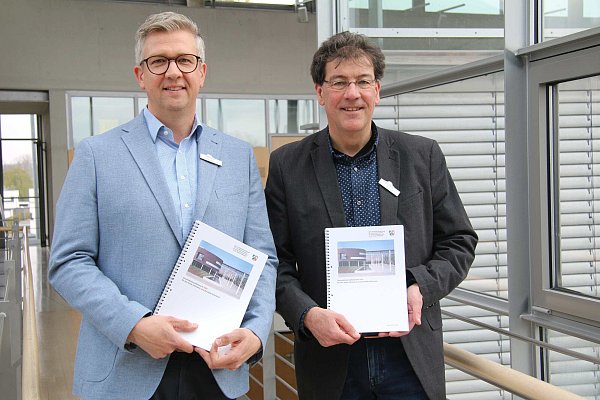 Carsten Tannhäuser (l.), Vorsitzender des Gutachterausschusses für Grundstückswerte, und Stefan Reinsch, Geschäftsstellenleiter des Gutachterausschusses. - © Kreis Gütersloh