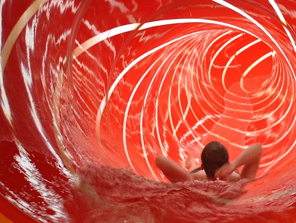 Die große Rutsche im Freizeitbereich des Atoll ist die Attraktion des Spaßbades. - © Aquapark Management