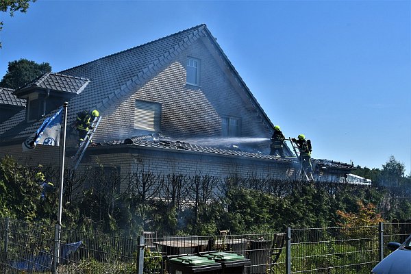 Durch das schnelle Eingreifen der Feuerwehr konnte ein Übergreifen eines Feuers auf ein Wohnhaus verhindert werden. - © Raphael Athens