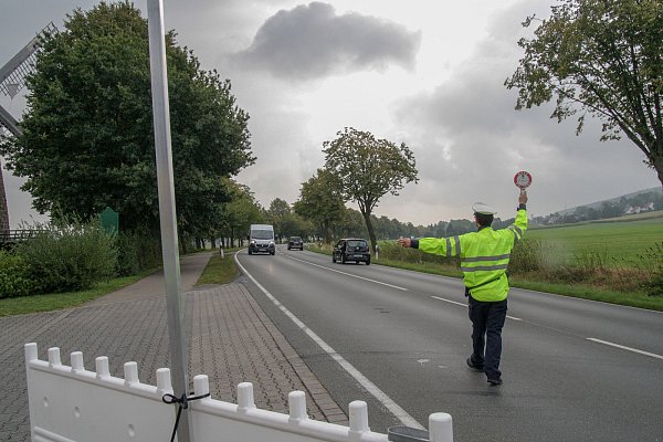 Stopp: Auch Kleintransporter wurden von den Beamten aus dem Verkehr gezogen und untersucht. Bei einigen war die Ladung nicht ordnungsgemäß gesichert. - © Noah Brümmelhorst