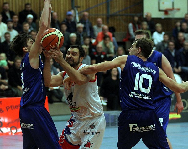Kaum mal ein Durchkommen: Herfords Vaidotas Volkus (weißes Dress) wird von drei Grevenbroichern bewacht. Entsprechend mager fiel die Punktausbeute beim heimischen Basketball-Regionalligisten diesmal aus. - © Stefan Hageböke