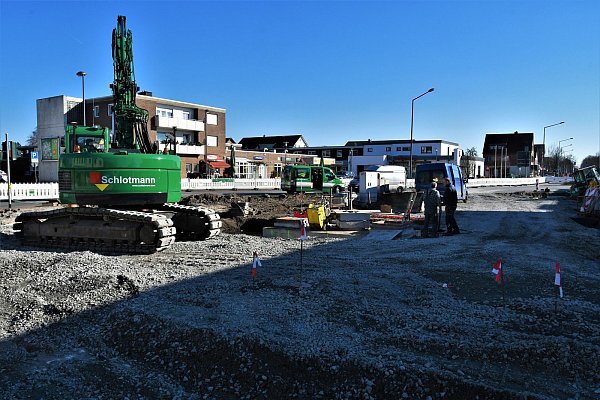 Soll Ende April fertig sein: Der Henkenplatz im Hövelhofer Ortskern. - © Raphael Athens