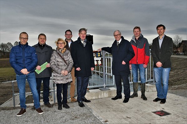 Erfreut über die Fertigstellung:(v. l.) Bauingenieur Rupert Gschwandtl (Ingenieurbüro IQG), Volker Karthaus (Wasserverband Obere Lippe), Birgit Rehsies (Bezirksregierung), 

Norbert Weinert (Sönnichsen & Partner), Bürgermeister Michael Berens, Landrat Manfred Müller, Matthias Müller (Firma Michael Richter) und Ralf Kloke (NZO). - © Raphael Athens