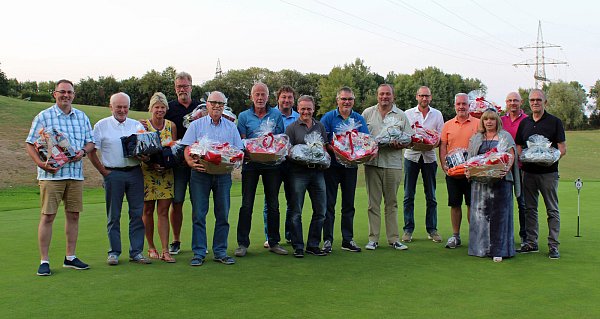 Gut gelaunt: Die Sieger und Platzierten beim Sponsorencup des GC Herford, Thorsten Fritz (v. l.), Reinhold Rödenbeck, Antje Schaller, Ralf Kuckelkorn, Hermann Labbert, Helmut Kreimeier, Marc Berg, Thorsten Fritz, Egon Zurheide, Jörg Ortmann, Alexander Boes, Volker Brand, Dana Dünkel, Dirk Kuhlmann und Manfred Bergmeier stellten sich zum Gruppenbild. - © Privat