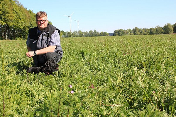 Landwirt Richard Schulte gab Einblicke in seinen Betrieb und berichtete von seinen Erfahrungen mit der bunten Biomasse. - © DeWiSt / Bunte Biomasse