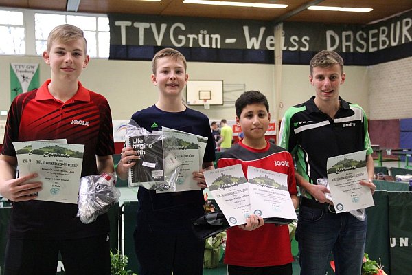 Erfolgreiche Jungen B: Im Doppel holten (v.l.) Christian Eggert (Warburg) und Luis Menne (Brakel) Silber, während Hassan Kamareddine (Driburg) im Einzel siegte und auch im Doppel mit Maximilian Theilmeier (Langenberg) Gold holte Fotos: Inge Stegnjajic