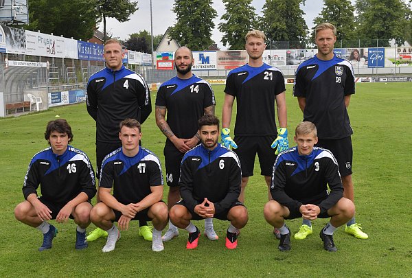 Bjarne Pudel (vorne rechts) wurde jetzt beim SC Wiedenbrück als Neuzugang vorgestellt. Sein Trainer dort ist Daniel Brinkmann (dahinter). - © Jens Dünhölter
