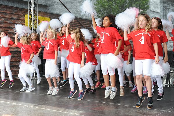 Stadtfeste wie die Rahdener Sommertage mit Bühnenprogramm (hier der Freestyle Danceclub des TuSpo Rahden) laden zum Genießen und Flanieren ein. - © Joern Spreen-Ledebur