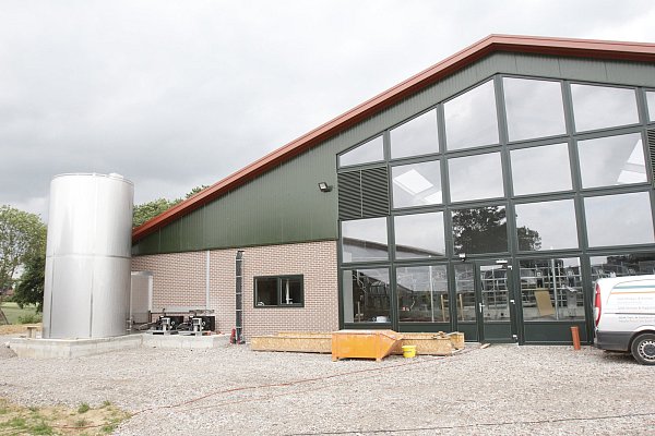 Außenansicht: Das neue Gebäude mit dem Milchtank an der Nordstraße 50 wird bald fertig sein. - © Karin Wessler