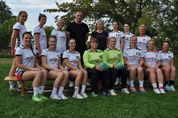 Frauenhandball-Bezirksligist VfL Mennighüffen: Sophie Walter (obere Reihe von links), Alena Herde, Franziska Büschenfeld, Trainer Michael Schaaf, Co-Trainerin Melanie HebrockKriemhild Ottensmeier, Nina Siekmann, Sonja Balsmeyer; sowie Vanessa Timm (untere Reihe von links), Romina Sander, Joanna Hillbrand, Marisa Meier, Annika Nolting, Sina Göhring, Alena Sander und Caja Simon. - © Maximilian Harre