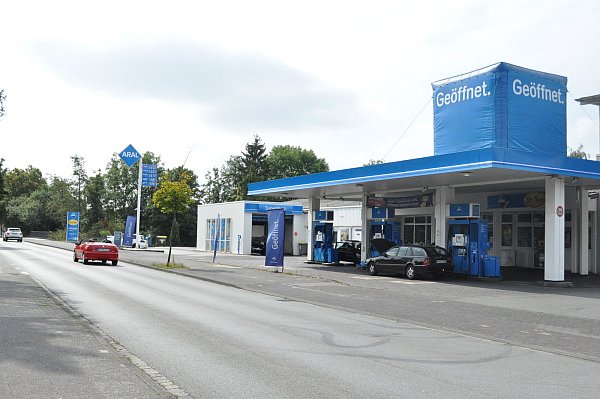 Startet bald: Der Umbau der Aral-Tankstelle an der Dubelohstraße für den ersten "Rewe To Go"-Shop im Kreis Paderborn. - © Julia Lichtnecker