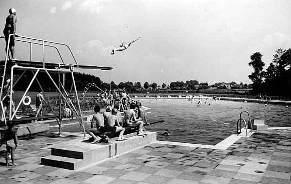 Im Spenger Freibad gab es schon früher lecker Pommes. - © Kommunalarchiv