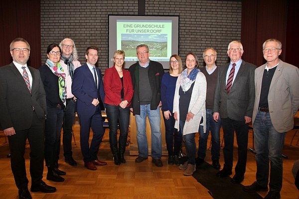Die Initiatoren für die private Grundschule: Thomas Berendes (Schatzmeister Trägerverein, v. l.), Claudia Föller (Schriftführerin Trägerverein), Hendrik Förster (Kassierer Förderverein), Marcus Weiß (2. Vorsitzender Trägerverein), Kathrin Weiß (2. Vorsitzende Förderverein), Bernfried Jacobi (Vorsitzender Förderverein), Michaela Schmitz (Schriftführerin Förderverein), Sandra Freitag (2. Schriftführerin Förderverein), Christian Schwarze (2. Vorsitzender Förderverein), Karl-Heinz Schwarze (Vorsitzender Trägerverein) und Pater Thomas Wunram (Rektor St. Kaspar) - © Wolfgang Tilly