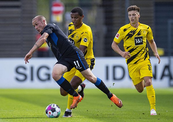 Sven Michel lieferte sich mit Dortmunds Innenverteidiger Manuel Akanji packende Duelle. - © imago images/Kirchner-Media