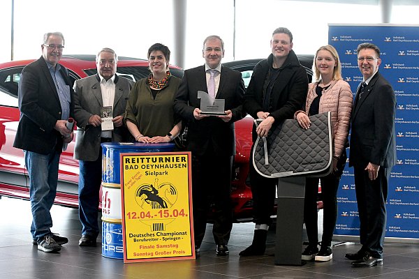 Vorfreude auf das Reitturnier im Sielpark: Karl Pönninghaus (v. l., stellvertretender Geschäftsführer RV Bad Oeynhausen), Wilfried Schormann (1. Vorsitzender RV Bad Oeynhausen), Carolin Lux (Geschäftsführerin Bundesvereinigung der Berufsreiter), Frank Menzel (Geschäftsführer Porsche-Zentrum Bielefeld), Jan Wernke (Vizemeister Bundeschampionat 2017), Friederike Eggersmann (Internationale Reiterin RV Bad Oeynhausen), Andreas Kelch (Volksbank Bad Oeynhausen-Herford). - © Jürgen Krüger