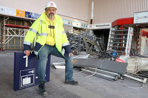 Fotos zum Abrissbeginn des Paderborner Hauptbahnhofs. Andreas Westhues, Projektleiter für den Abriss des Unternehmens Hagedorn, in der Empfangshalle. - © Holger Kosbab