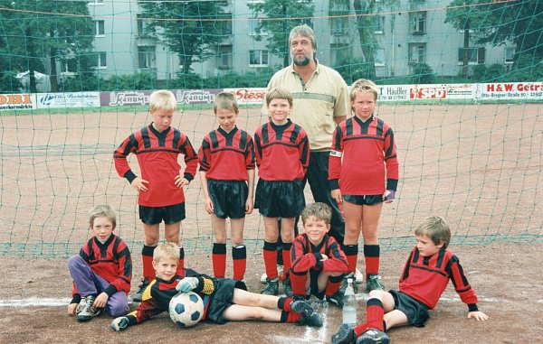 Der Torhüter quer davor: Die E-Jugend des TuS Eintracht 1992 mit dem späteren Bundesliga-Spieler Nils Fischer (mit Ball) und Nicole Bentrup (hinten rechts), der Autorin dieses Textes. - © Bentrup