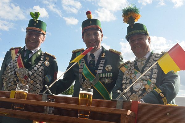 Die unterlegenen Könige: (v. l.) Theo Joachim (Elsen), Michael Neumann (Wewer) und Olaf Pippert (Schloß Neuhaus). - © Dietmar Gröbing