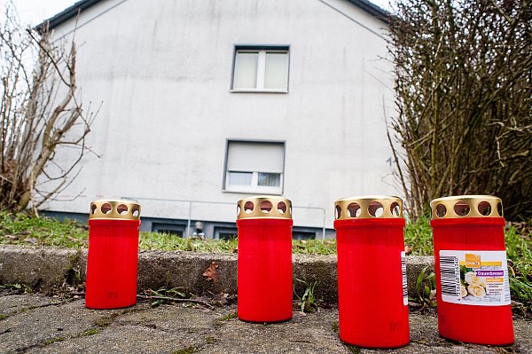 Anwohner haben bereits Grablichter zum Gedenken aufgestellt. - © Christian Mathiesen