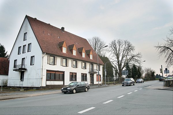 Verlassenes Hotel: Das Haus Ehrler steht seit Jahren leer. Bauzäune sollen das Betreten der Brache verhindern. - © Foto: Kiel-Steinkamp