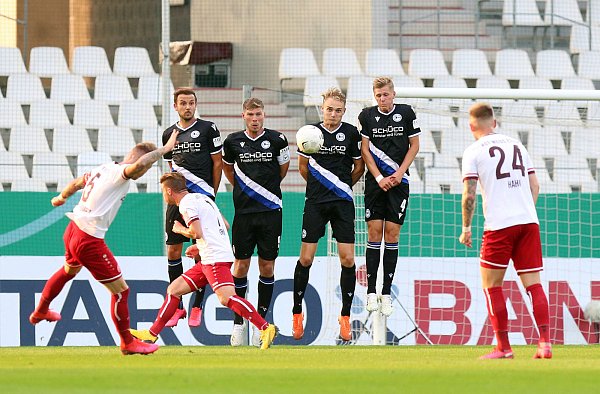 Arminia Bielefeld tut sich gegen die aggressiven Essener extrem schwer. - © Oliver Krato